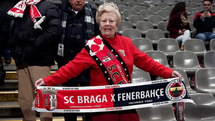 Фанаты «Браги» проводили 86-летнюю болельщицу клуба в последний путь с файерами