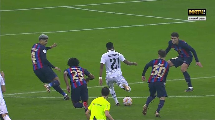 Реал - Барселона. Опасный удар Родриго (видео). Суперкубок Испании. Футбол (видео)