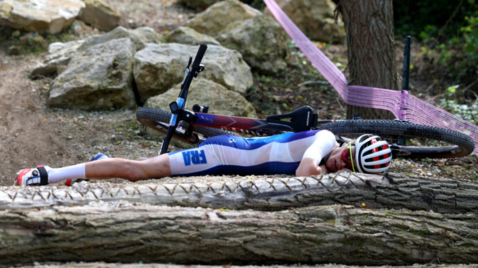 Французская велогонщица потеряла сознание во время гонки на Олимпиаде‑2024