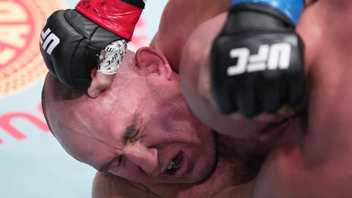 Российского ветерана вновь избили в UFC. Может, хватит уже мучить Дядю Лешу?