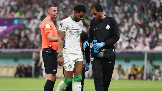 Защитник сборной Саудовской Аравии Аль-Болеахи получил травму и был заменен в первом тайме матча ЧМ-2022