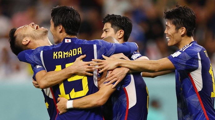Сборная Японии обыгрывает команду Хорватии после первого тайма матча 1/8 финала ЧМ-2022 в Катаре