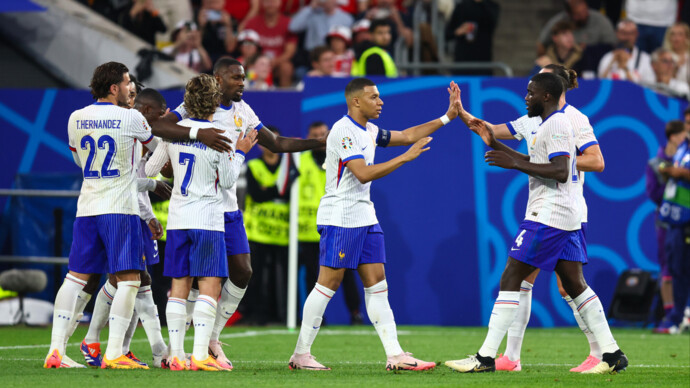 Сборная Франции обыгрывает команду Австрии после первого тайма матча ЕВРО‑2024