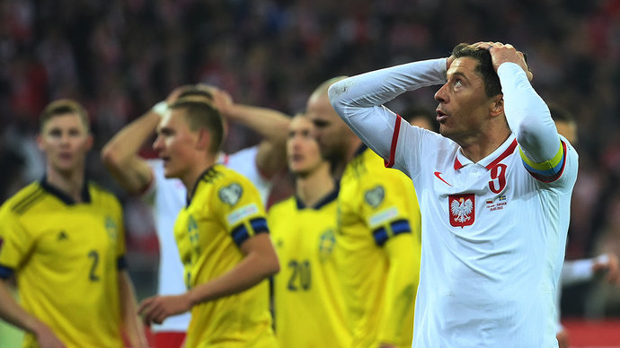 Польские фанаты оскорбляли Россию с трибун. Судьям пришлось прервать решающий матч. Видео