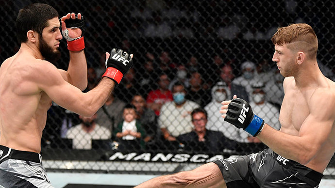Махачев победил Хукера в первом раунде на UFC 267