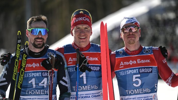 Большунов победил в скиатлоне на чемпионате России, Устюгов упал на последнем круге