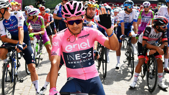 Участники «Джиро д’Италия» выступили в поддержку велогонщиков и персонала команды «Газпром-РусВело»