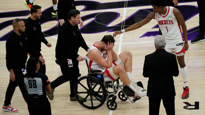 «Остается только молиться». Звезду НБА увезли на инвалидной коляске со страшной травмой