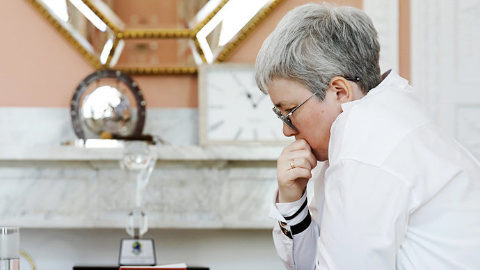 Тансыккужина получила в Москве сувенирный набор шашек в подарок за победу на ЧМ