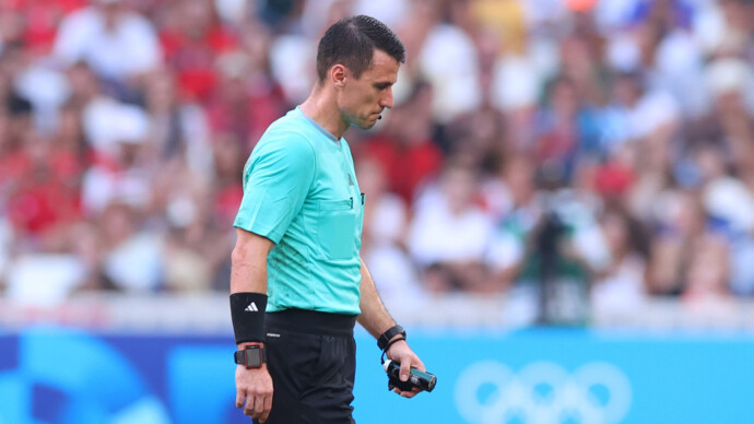 Арбитра заменили в полуфинале Олимпиады из‑за столкновения с испанским футболистом