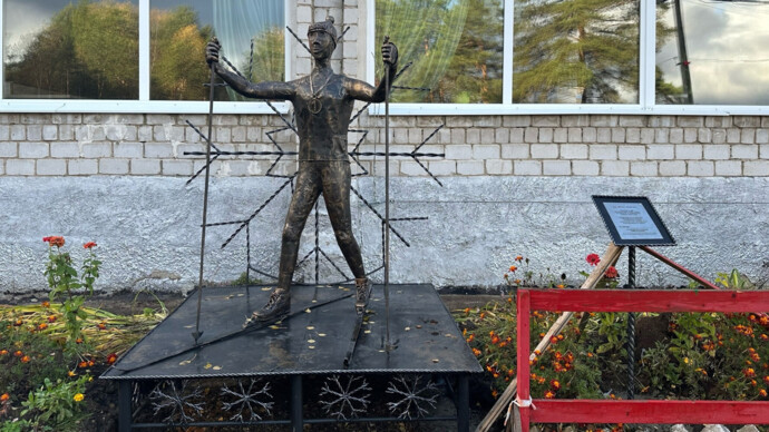 «А каким он должен быть? На Урале живут стальные, закаленные мужики» — автор памятника лыжнику в Кунгуре о критике