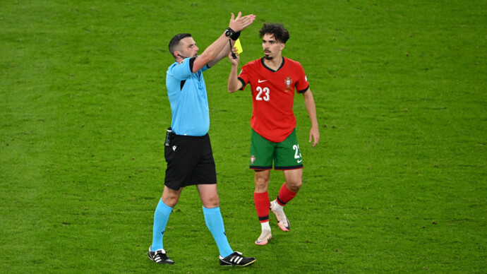 Футболист сборной Португалии показал желтую карточку главному арбитру матча ¼ финала ЕВРО‑2024