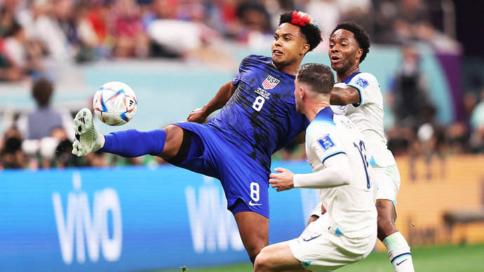 Англия — США — 0:0: Хавбек сборной США Маккени вытер руки об манишку фотокорреспондента на матче ЧМ-2022. Видео