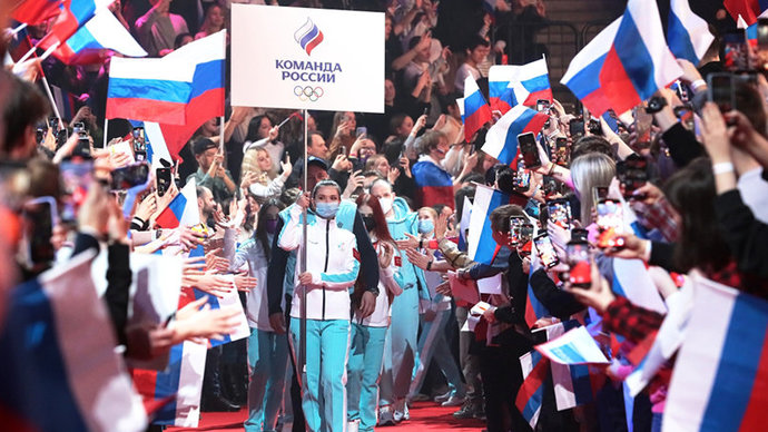 Большунов и Щербакова подняли флаг России на церемонии чествования олимпийцев в Москве