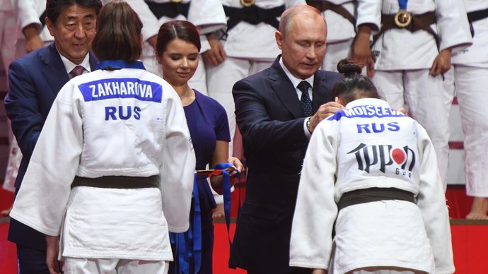 Путин принял участие в церемонии награждения победителей турнира по дзюдо