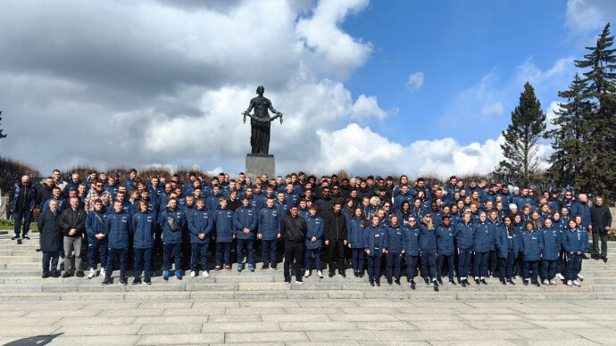 Футболисты «Зенита» возложили цветы на Пискаревском кладбище накануне Дня Победы