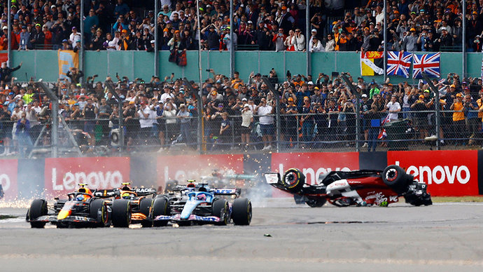 Пилот Альфа Ромео попал в аварию на Гран-при Великобритании и покинул трассу на машине скорой помощи
