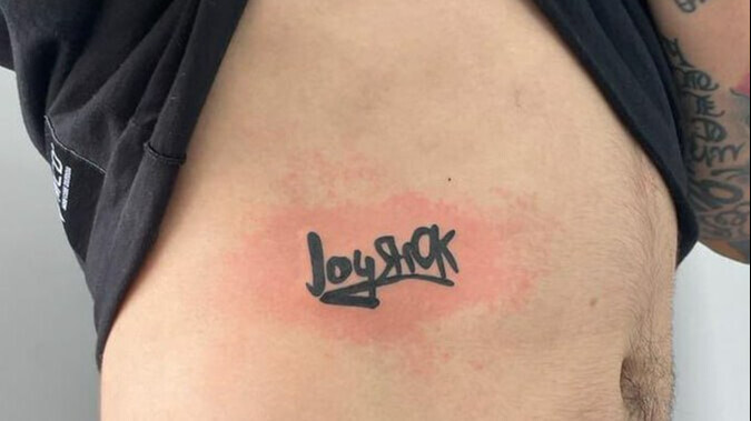 Болельщик Virtus.pro сделал татуировку из автографа на теле с никнеймом игрока команды