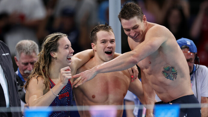 Сборная США по плаванию установила мировой рекорд в смешанной комбинированной эстафете на Олимпиаде‑2024