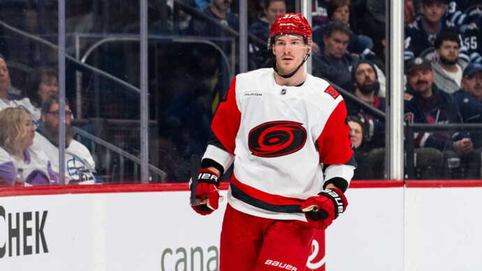 Тампа одержала волевую победу над Каролиной в матче НХЛ, Кучеров и Свечников набрали очки