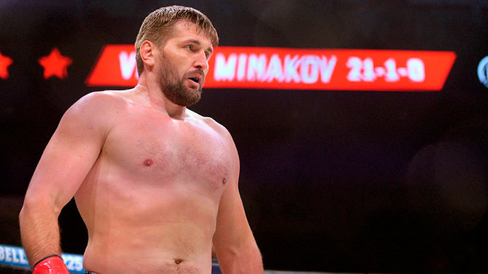 Минаков проиграл Соума на турнире Bellator, бой был остановлен врачом из-за перелома пальца у россиянина