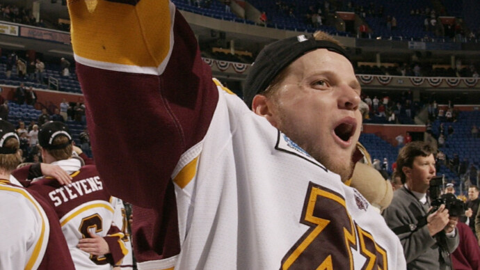 «Остаётся только молиться». Звезде НХЛ проломили череп в трёх местах