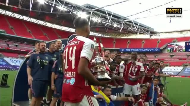 Арсенал – Челси. Победители уронили кубок во время награждения (видео)
