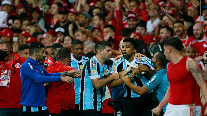 В матче чемпионата Бразилии случилась массовая драка из-за картонных гробов