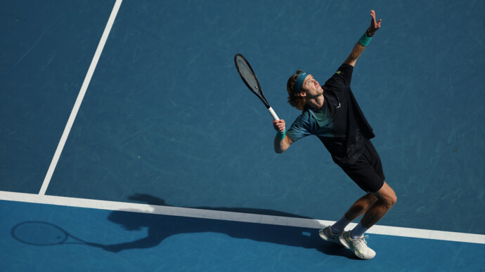 Рублев вышел в полуфинал турнира ATP в Дубае, его соперник снялся из‑за травмы во втором сете