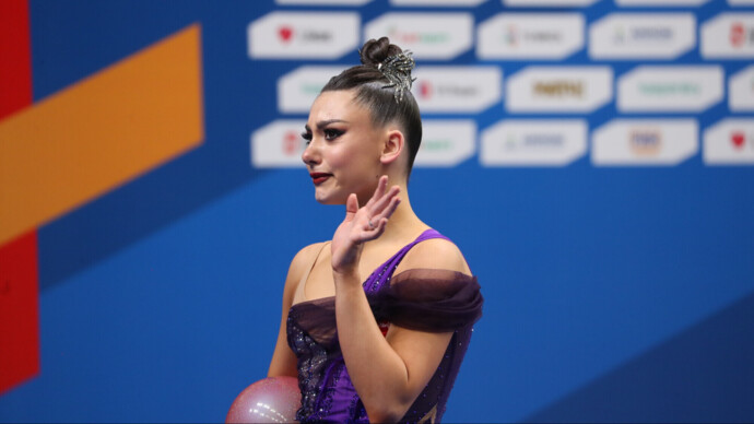 Российская гимнастка совершила подвиг на Играх БРИКС. И рыдала в объятиях Винер