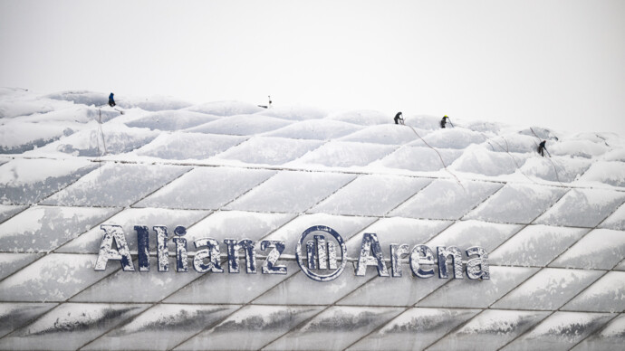Снег на стадионе «Баварии» расчищали с помощью вертолета