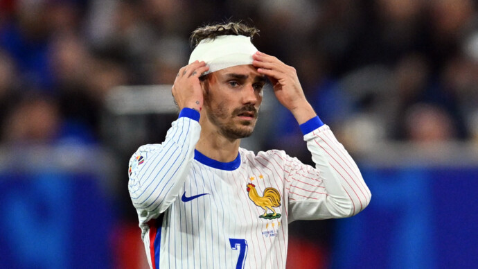 Гризманн разбил голову, врезавшись в рекламный щит во время матча ЕВРО‑2024