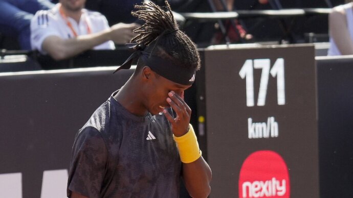 Шведский теннисист «психанул» на турнире ATP в Лионе и разбил ракетку о вышку судьи