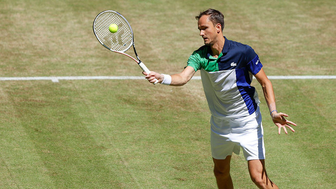 Медведев обыграл Баутиста-Агута в четвертьфинале турнира в Халле