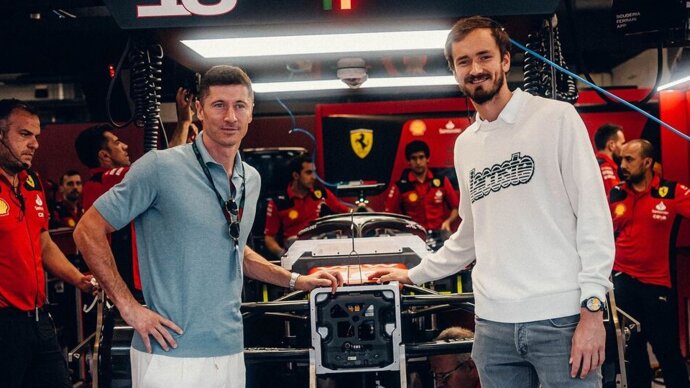 Поляк Левандовский сфотографировался с россиянином Медведевым на Гран-при Испании «Формулы-1»