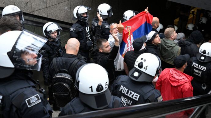 Немецкая полиция задержала семерых футбольных фанатов из Сербии после их драки с англичанами и открыла уголовное дело