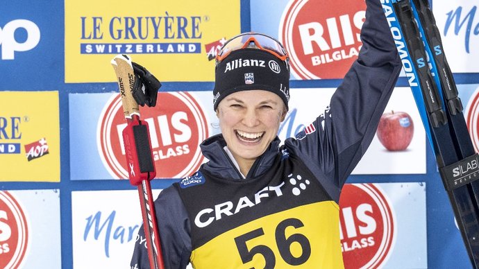 Американская лыжница Диггинс победила в коньковой «разделке» на этапе КМ в Швейцарии