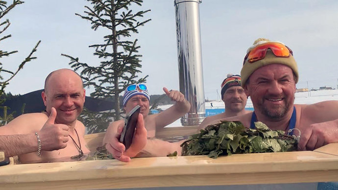 «Попариться, выспаться и мочкануть полтишок» — за финишем Югорского лыжного марафона можно наблюдать из открытой бани