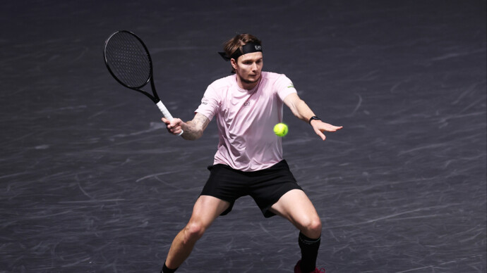 Бублик проиграл Оже‑Аляссиму в полуфинале «Мастерса» в Париже