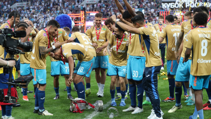 Футболисты «Зенита» уронили трофей Кубка России во время празднования победы в «Лужниках»