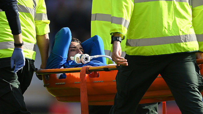 Защитник «Эвертона» Годфри получил жуткую травму в матче «Челси»