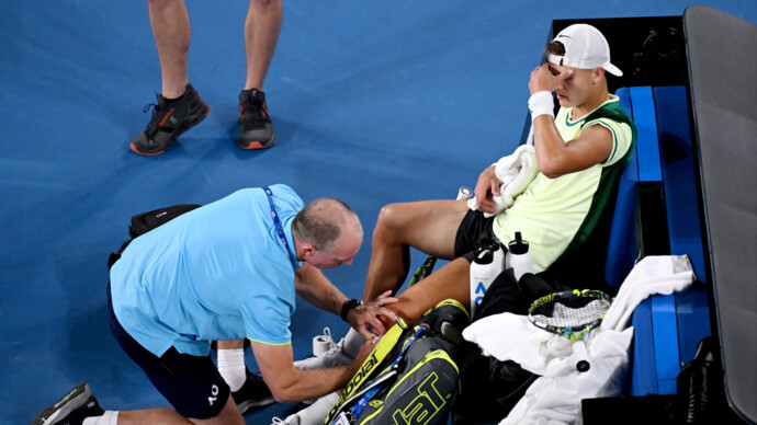Теннисист рухнул в обморок прямо на корте. И закончил матч в инвалидном кресле