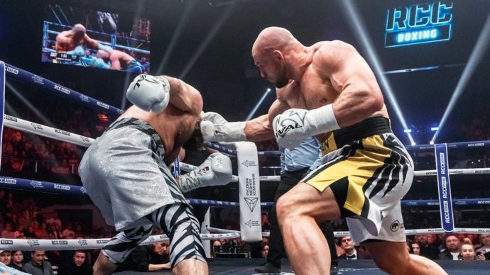 Исмаилов победил Штыркова в бою по правилам бокса на турнире в Екатеринбурге
