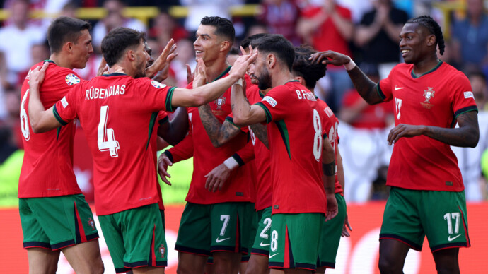 Сборная Португалии обыгрывает команду Турции после первого тайма матча ЕВРО‑2024