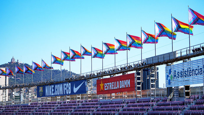 «Барселона» поддержала ЛГБТ, подняв радужные флаги над стадионом