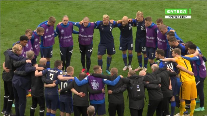 Дания - Финляндия. Футболисты стоят в кругу перед возобновлением игры (видео)