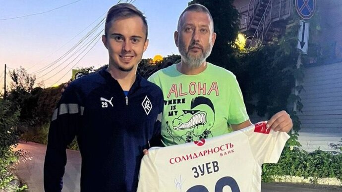 Футболист «Крыльев Советов» Зуев подарил футболку таксисту после того, как команда сохранила прописку в РПЛ