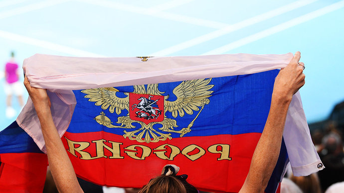 В Госдуме не исключили, что запрет российских флагов на трибунах AO может быть незаконным