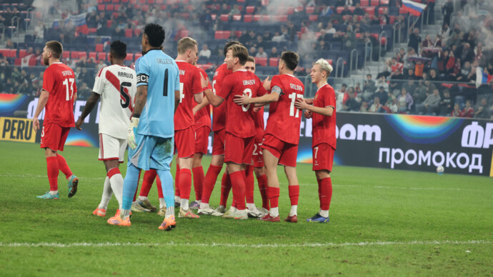 Сборная России обыгрывает команду Перу после первого тайма товарищеского матча в Санкт‑Петербурге