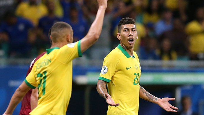 Игроки сборной Бразилии за неделю до старта Кубка Америки у себя на родине выступили против проведения турнира